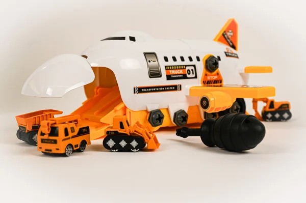 Lietadlo CARGO s nákladnými autíčkami