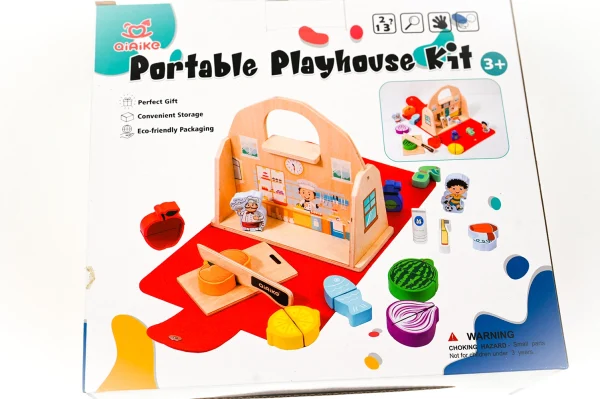 Drevený domček s doplnkami - prenosný