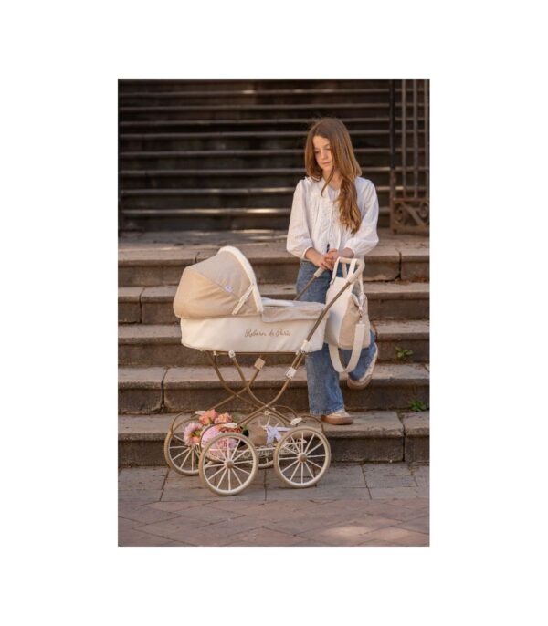 4A8E9227-D1AE-4E60-A20C-6EBE864A75D1 Kočík pre bábiky Arias Reborn de Paris s taškou – 90 cm